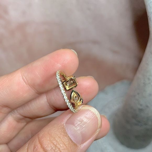 Unique Emerald and pear cut twin diamond engagement ring - Picture 11 of 12